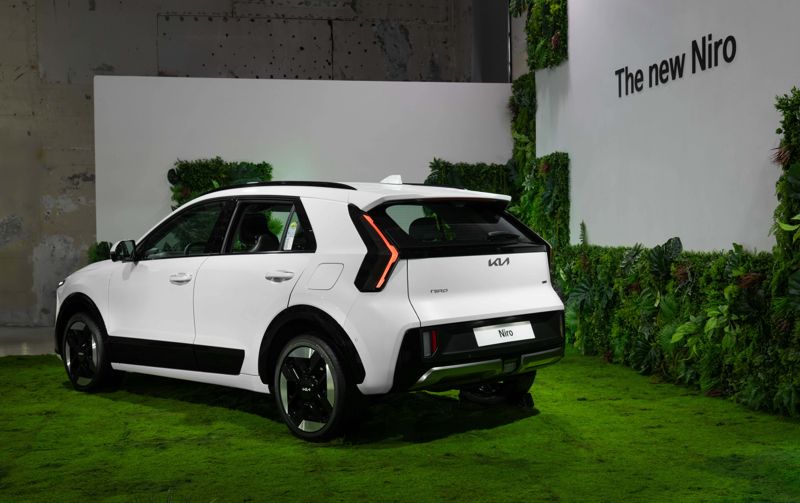 기아는 지난 9일 서울 마포구 레이어스튜디오 11에서 미디어 데이를 열고 '더 뉴 니로'의 사양 구성과 가격을 공개했다. 사진은 기아 '더 뉴 니로' 모습. 기아 제공.