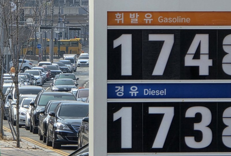 9일 충남 천안의 한 주유소 앞 도로에 주유를 기다리는 차량들이 300m 이상 길게 줄을 서 있다. 해당 주유소는 이날 오피넷 기준 천안에서 가장 저렴한 가격에 휘발유를 판매하고 있다. 2026.3.9 ⓒ 뉴스1 이시우 기자