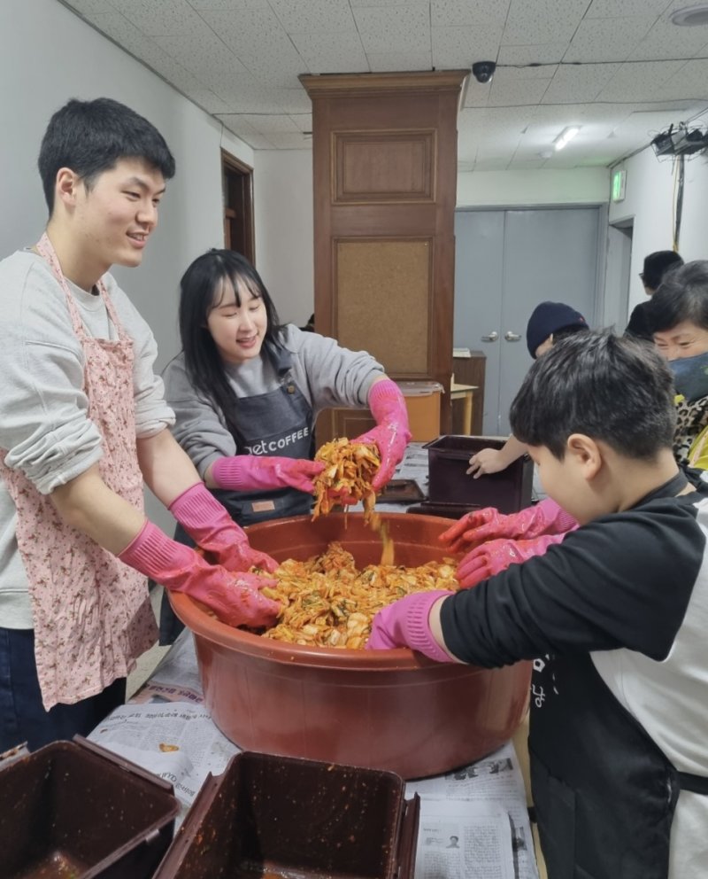 온율 임직원들이 소외 가정을 위한 김장 나눔 봉사활동에 참여해 김장을 하고 있다.