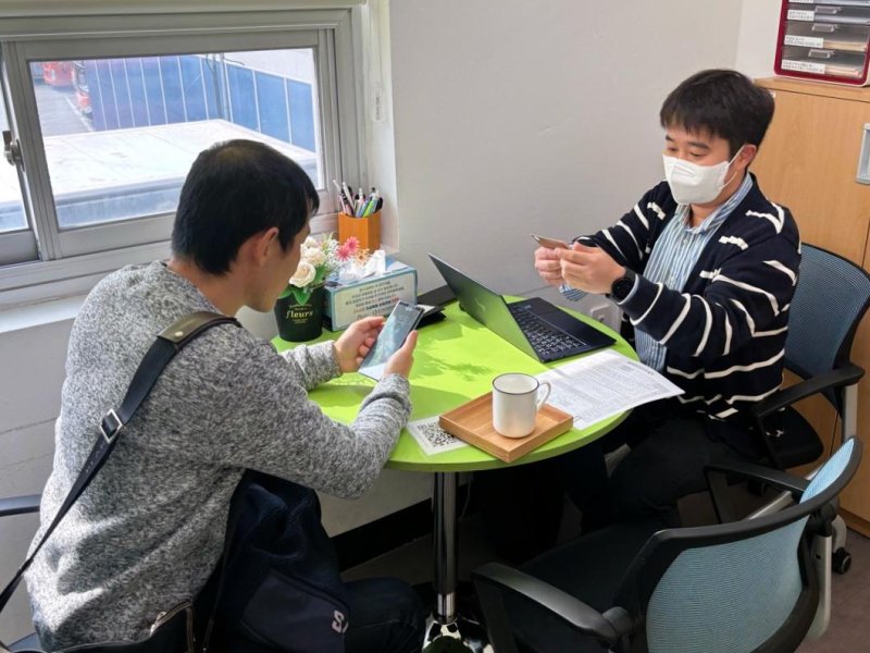 온율 배광열 변호사(오른쪽)가 정신질환자 공공후견활동지원사업 대상자 면담을 진행하고 있다.