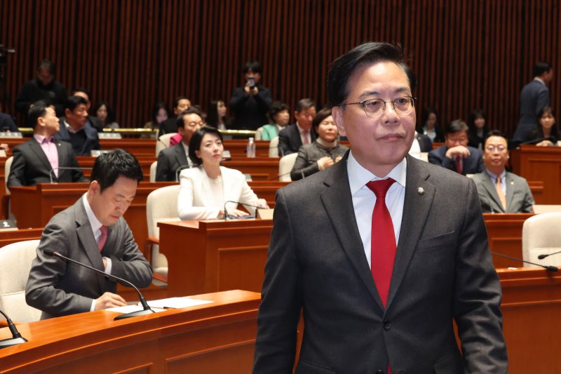 송언석 국민의힘 원내대표가 9일 서울 여의도 국회에서 열린 긴급 의원총회에서 발언하기 위해 발언대로 향하고 있다. 2026.3.9 ⓒ 뉴스1 신웅수 기자