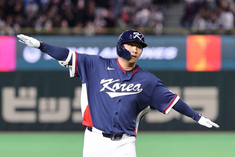 일본 도쿄돔에서 열린 2026 WBC 조별리그 C조 4차전 한국과 호주의 경기, 2회초 무사 주자 1루 한국 문보경이 2점 홈런을 친 뒤 비행기 세레머니를 하고 있다. 전세기를 타고 미국으로 간다는 세레머니인 셈이다. 뉴시스