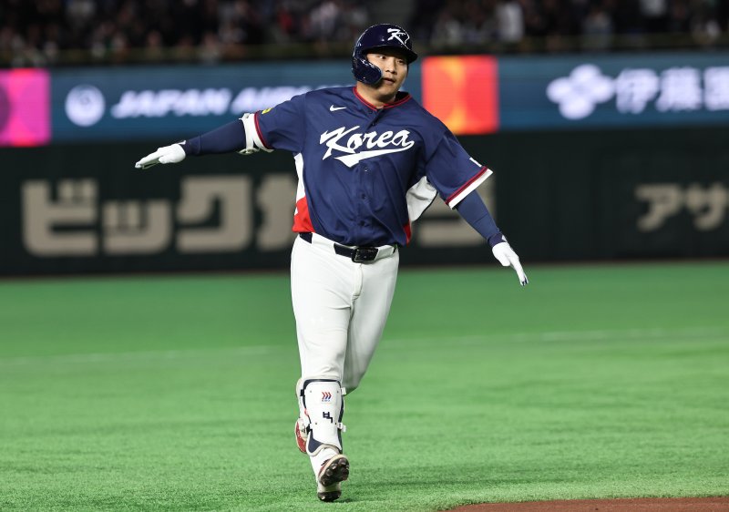 9일 일본 도쿄돔에서 열린 2026 월드베이스볼클래식 조별리그 C조 대한민국과 호주의 경기. 대한민국 문보경이 2회초 무사 1루 투런홈런을 친 뒤 그라운드를 돌고 있다. 2026.3.9/뉴스1 /사진=뉴스1화상