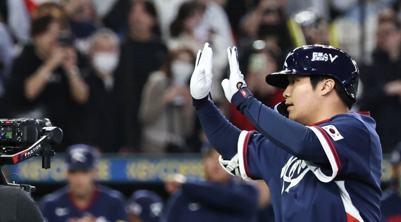 9일 일본 도쿄돔에서 열린 2026 WBC 조별리그 C조 4차전 대한민국과 호주의 경기. 2회초 무사 1루 한국 문보경이 우중간 투런 홈런을 치고 하이파이브를 하고 있다. 연합뉴스