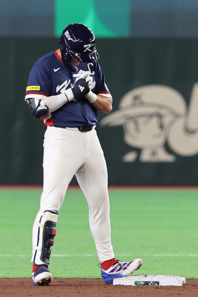 9일 일본 도쿄돔에서 열린 2026 WBC 조별리그 C조 4차전 한국과 호주의 경기, 3회초 무사 2루 한국 이정후가 1타점 2루타를 친 뒤 기도하고 있다. 뉴시스