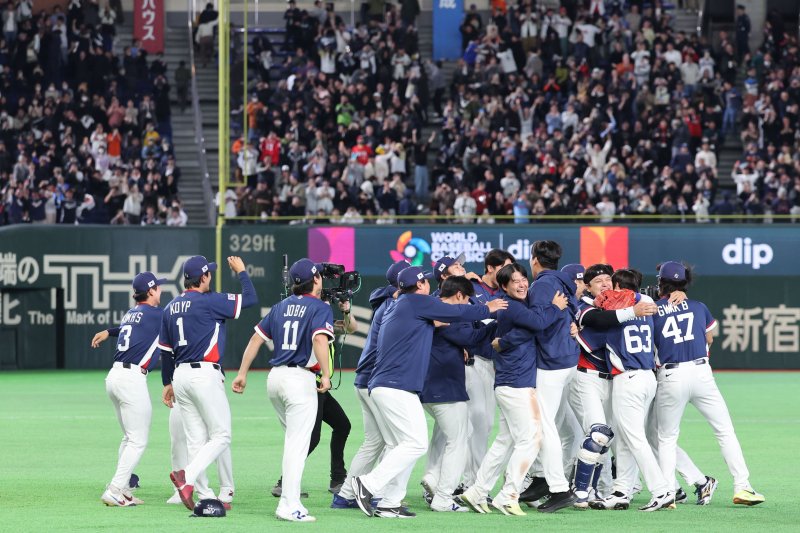 9일 일본 도쿄돔에서 열린 2026 WBC 조별리그 C조 4차전 한국과 호주의 경기, 7-2로 승리한 한국 대표팀 선수들이 기뻐하고 있다. 뉴시스