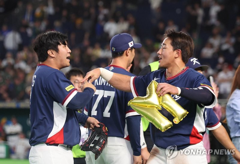 이번 대회 한국 타선을 이끈 문보경(왼쪽)과 안현민. 사진=연합뉴스