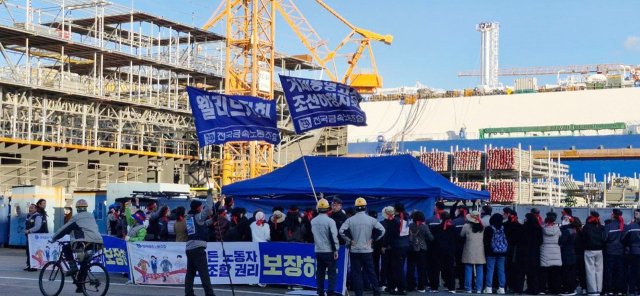[거제=뉴시스] 신정철 기자= 전국금속노조 거제통영고성조선하청지회와 웰리브지회는 오는 3월 노란봉투법(‘노조법 2·3조 개정안) 시행을 앞두고 단체교섭과 모든 노동자 동일 성과급 지급을 요구하며 지난달 25일 오후 5시부터 한화오션 거제사업장 선각삼거리 인근에 천막을 설치하고 농성에 돌입했다.(사진=독자제공).2026.02.26. photo@newsis.com *재판매 및 DB 금지