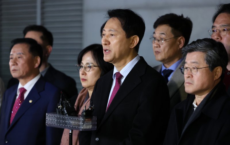 [서울=뉴시스] 조성우 기자 = 오세훈 서울시장이 9일 오후 서울 중구 서울시청 인근에서 김길성 중구청장 및 시의원 등 관계자들과 함께 국민의힘이 이날 발표한 결의문과 관련해 입장을 밝히고 있다.앞서 국민의힘은 이날 열린 의원총회에서 윤석열 전 대통령의 정치적 복귀에 반대한다는 결의문을 채택했다. 2026.03.09. xconfind@newsis.com