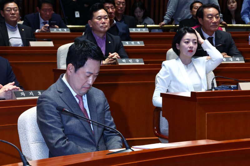 [서울=뉴시스] 김명년 기자 = 장동혁 국민의힘 대표가 9일 오후 서울 여의도 국회에서 열린 의원총회에 배현진 의원을 뒤로하고 앉아 있다. 2026.03.09. kmn@newsis.com