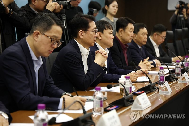 장관 발언 듣는 정유업계 관계자들 (출처=연합뉴스)