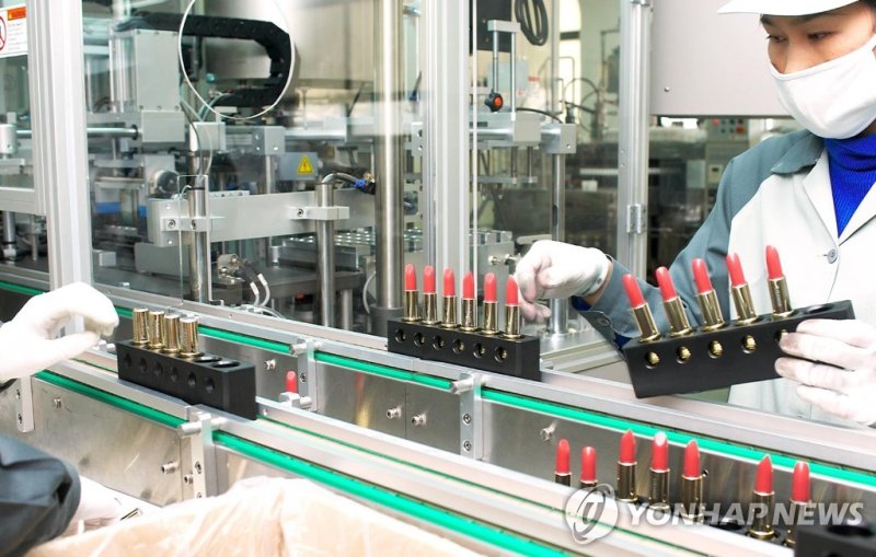 코스맥스의 색조 화장품 생산라인 (출처=연합뉴스)
