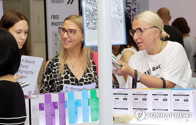 외국인들, k-뷰티에 관심 (출처=연합뉴스)