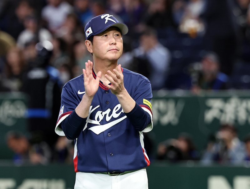 9일 일본 도쿄돔에서 열리는 2026 월드베이스볼클래식 조별리그 C조 대한민국과 호주의 경기에 앞서 류지현 감독이 그라운드에 나와 손뼉을 치고 있다. 2026.3.9 ⓒ 뉴스1 구윤성 기자