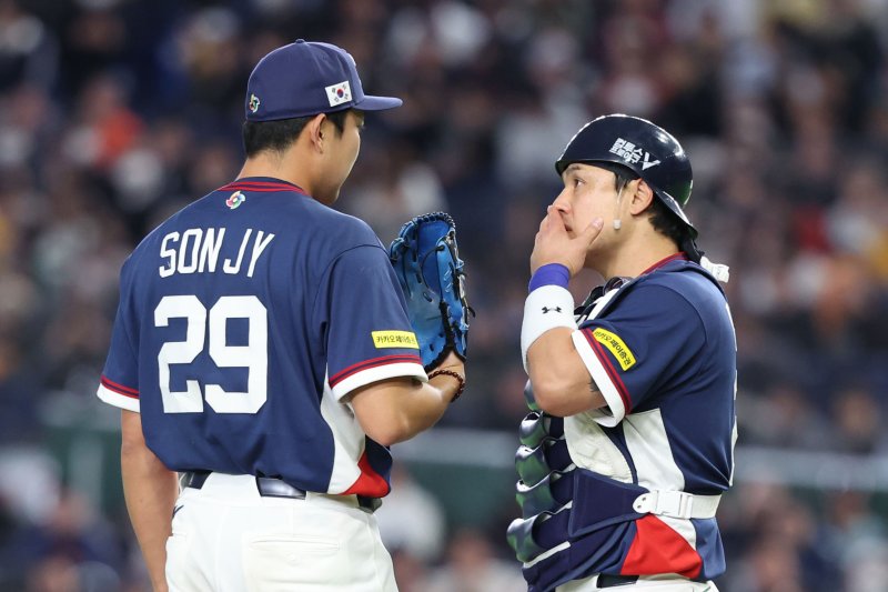 [도쿄=뉴시스] 권창회 기자 = 9일 일본 도쿄돔에서 열린 2026 WBC 조별리그 C조 4차전 한국과 호주의 경기, 1회말 1사 주자 1,2루 한국 포수 박동원이 마운드를 방문해 선발 손주영과 대화를 나누고 있다. 2026.03.09. kch0523@newsis.com