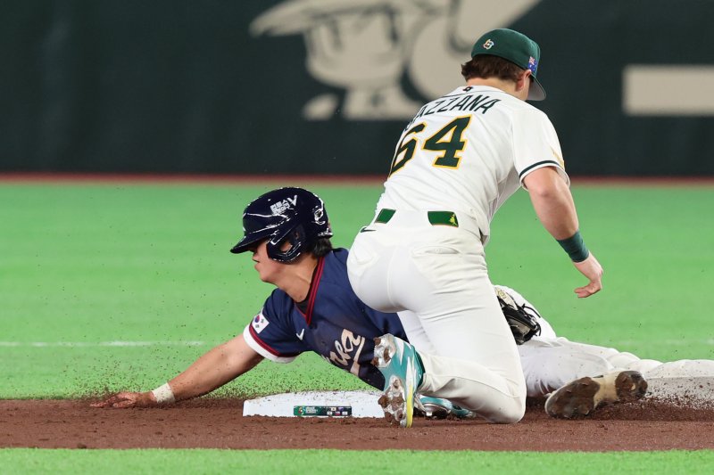[도쿄=뉴시스] 권창회 기자 = 9일 일본 도쿄돔에서 열린 2026 WBC 조별리그 C조 4차전 한국과 호주의 경기, 2회초 1사 주자 1루 한국 1루주자 노시환이 도루에 성공하고 있다. 2026.03.09. kch0523@newsis.com