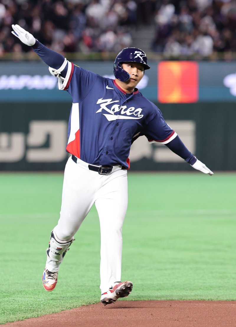 [도쿄=뉴시스] 권창회 기자 = 9일 일본 도쿄돔에서 열린 2026 WBC 조별리그 C조 4차전 한국과 호주의 경기, 2회초 무사 주자 1루 한국 문보경이 2점 홈런을 친 뒤 그라운드를 돌고 있다. 2026.03.09. kch0523@newsis.com