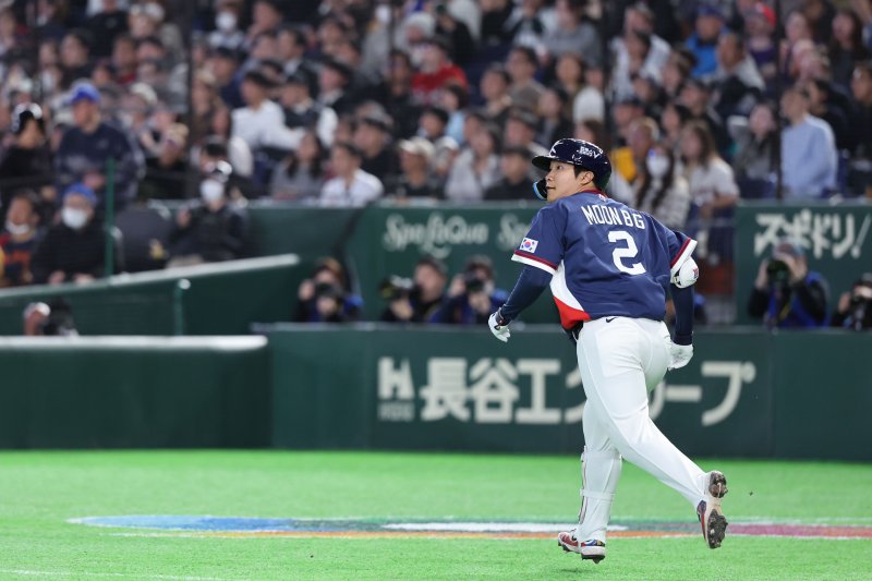 [도쿄=뉴시스] 권창회 기자 = 9일 일본 도쿄돔에서 열린 2026 WBC 조별리그 C조 4차전 한국과 호주의 경기, 5회초 2사 2루 한국 문보경이 1타점 적시타를 친 뒤 타구를 바라보고 있다. 2026.03.09. kch0523@newsis.com