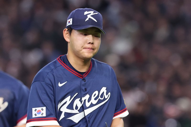 [도쿄=뉴시스] 권창회 기자 = 9일 일본 도쿄돔에서 열린 2026 WBC 조별리그 C조 4차전 한국과 호주의 경기, 한국 소형준이 5회말 1실점 내주고 마무리 한 뒤 더그아웃으로 향하고 있다. 2026.03.09. kch0523@newsis.com