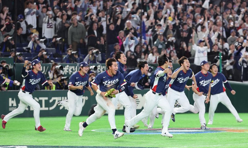 [도쿄=뉴시스] 권창회 기자 = 9일 일본 도쿄돔에서 열린 2026 WBC 조별리그 C조 4차전 한국과 호주의 경기, 7-2로 승리한 한국 대표팀 선수들이 기뻐하고 있다. 2026.03.09. kch0523@newsis.com