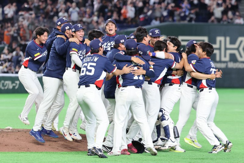 [도쿄=뉴시스] 권창회 기자 = 9일 일본 도쿄돔에서 열린 2026 WBC 조별리그 C조 4차전 한국과 호주의 경기, 7-2로 승리해 WBC 본선에 진출한 한국 대표팀 선수들이 기뻐하고 있다. 2026.03.09. kch0523@newsis.com