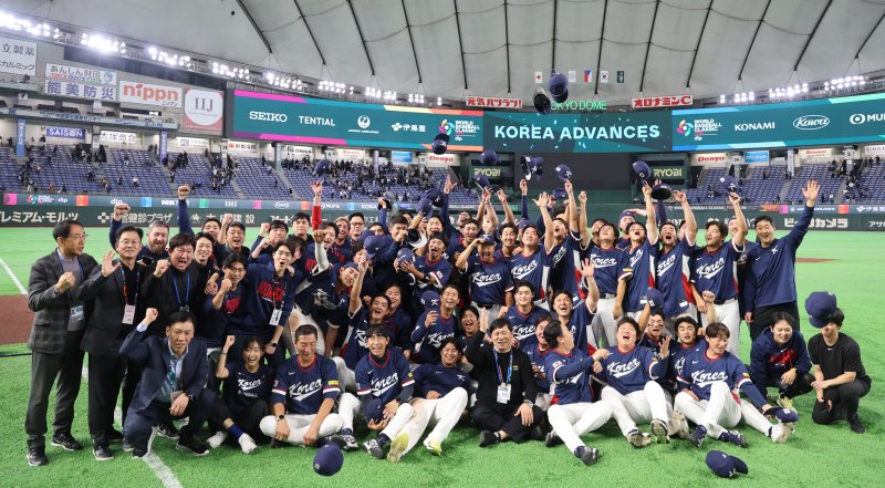 [도쿄=뉴시스] 권창회 기자 = 9일 일본 도쿄돔에서 열린 2026 WBC 조별리그 C조 4차전 한국과 호주의 경기, 7-2로 승리해 WBC 본선에 진출한 한국 대표팀 선수들이 기뻐하고 있다. 2026.03.09. kch0523@newsis.com