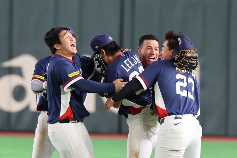 [도쿄=뉴시스] 권창회 기자 = 9일 일본 도쿄돔에서 열린 2026 WBC 조별리그 C조 4차전 한국과 호주의 경기, 7-2로 승리해 WBC 본선에 진출한 한국 대표팀 선수들이 기뻐하고 있다. 2026.03.09. kch0523@newsis.com