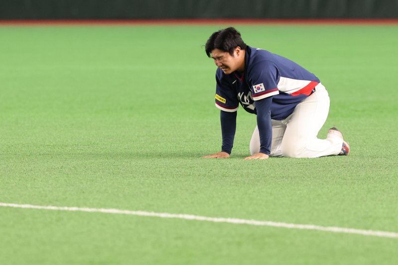 [도쿄=뉴시스] 권창회 기자 = 9일 일본 도쿄돔에서 열린 2026 WBC 조별리그 C조 4차전 한국과 호주의 경기, 7-2로 승리해 WBC 본선에 진출한 한국 대표팀 문보경이 기뻐하고 있다. 2026.03.09. kch0523@newsis.com