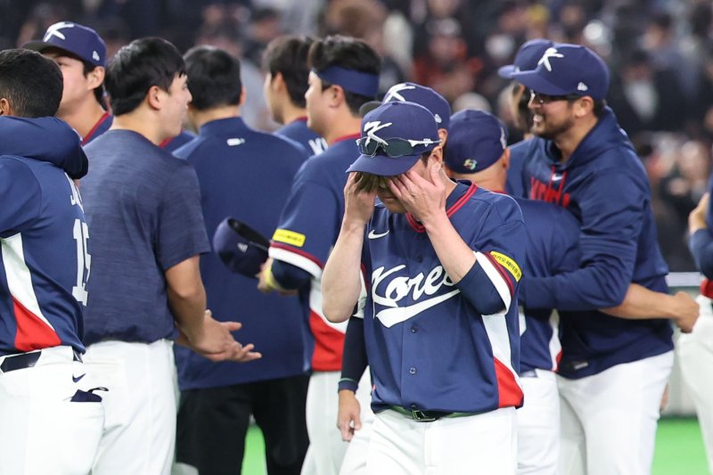 [도쿄=뉴시스] 권창회 기자 = 9일 일본 도쿄돔에서 열린 2026 WBC 조별리그 C조 4차전 한국과 호주의 경기, 7-2로 승리해 WBC 본선에 진출한 한국 대표팀 류지현 감독이 눈물을 닦고 있다. 2026.03.09. kch0523@newsis.com