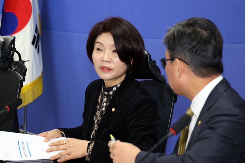 더불어민주당 한정애 정책위의장이 10일 국회의원회관에서 열린 민주당 중동사태 경제 대응 태스크포스(TF) 1차 회의에서 안도걸 의원과 대화하고 있다. 사진=서동일 기자