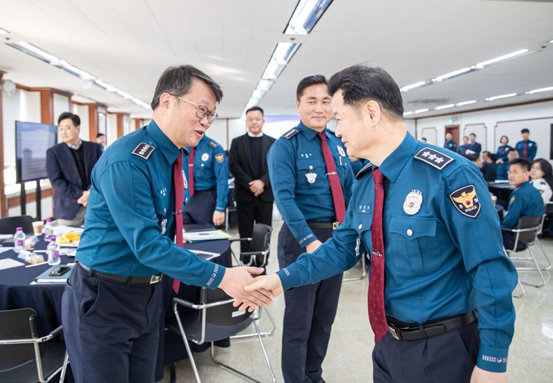 서울경찰청은 10일 오전 지휘부 63명이 참석한 가운데 '2026년 서울경찰청 지휘부 회의'를 개최했다. 서울경찰청 제공