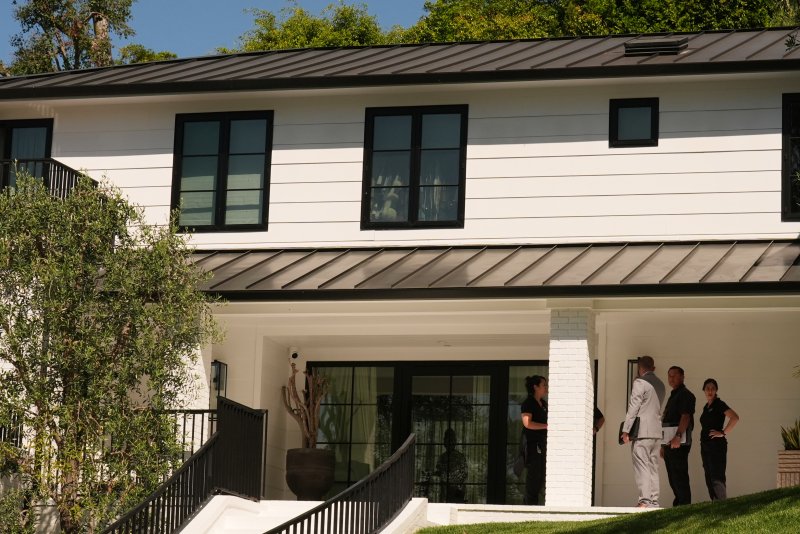 [베벌리힐스=AP/뉴시스] 9일(현지 시간) 미 캘리포니아주 베벌리힐스 리한나의 자택. LA 경찰은 전날 리한나의 자택을 향해 총격을 가한 30대 여성을 현장에서 체포했다고 전했다. 총격 당시 리한나는 집 안에 있었으나 피해는 없었다. 2026.03.10. /사진=뉴시스