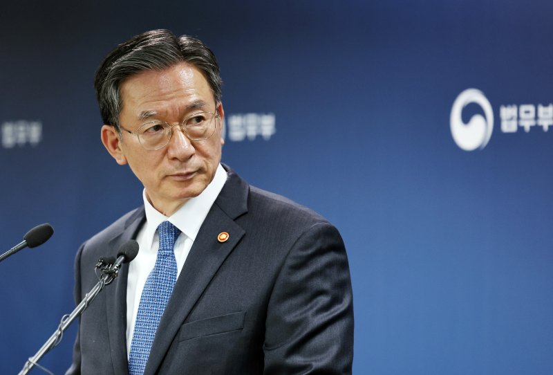 정성호 법무부 장관이 지난 3일 오후 경기도 정부과천청사 법무부에서 ‘2030 이민정책 미래전략‘을 발표를 준비하고 있다. 2026.3.3 ⓒ 뉴스1 구윤성 기자