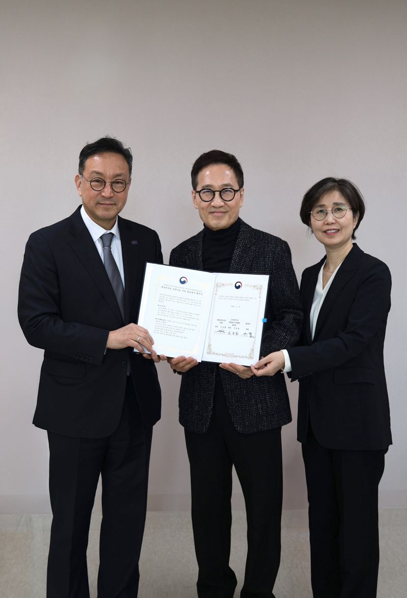 홍보대사 위촉식 단체 사진(왼쪽부터 한국장기조직기증원 이삼열 원장, 가수 유열, 국립장기조직혈액관리원 장기기증지원과 김영지 과장) /사진=한국장기조직기증원 제공