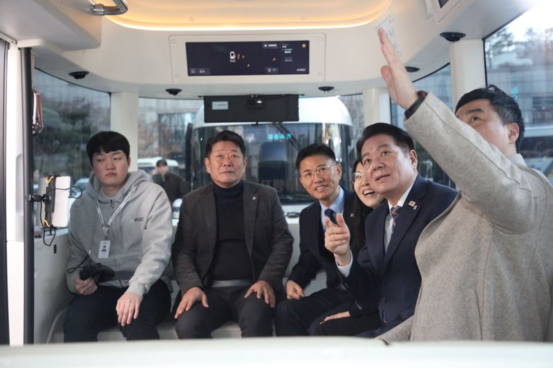 최대호 안양시장(오른쪽에서 두번째)이 10일 오전 10시 25분 시청 정문에서 출발한 레벨4 자율주행 셔틀 안에서 운행에 대한 설명을 듣고 있다. 안양시 제공