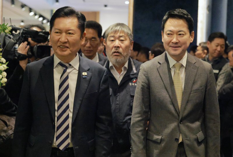 정청래 더불어민주당 대표와 장동혁 국민의힘 대표가 10일 오전 서울 여의도 한국노총 5층 웨딩여율리에서 열린 '한국노총 창립 제80주년 기념식'에 참석하고 있다. 뉴스1