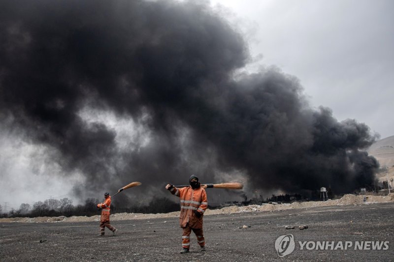 이스라엘의 공격으로 검은 연기 솟아오르는 이란 테헤란 북서부의 석유 저장고 (출처=연합뉴스)