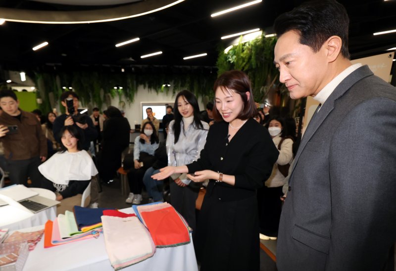 [서울=뉴시스] 박주성 기자 = 오세훈 서울시장이 10일 오후 서울시청 지하1층 서울 갤러리에서 열린 청년 주거 상담 페어에 참석해 상담 부스를 둘러보고 있다. 2026.03.10. park7691@newsis.com
