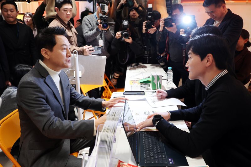 [서울=뉴시스] 박주성 기자 = 오세훈 서울시장이 10일 오후 서울시청 지하1층 서울 갤러리에서 열린 청년 주거 상담 페어에 참석해 상담 부스에서 관계자와 이야기를 나누고 있다. 2026.03.10. park7691@newsis.com