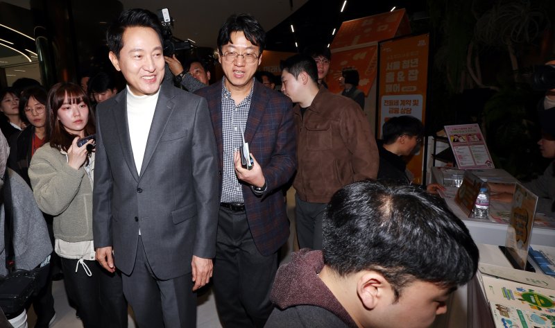 [서울=뉴시스] 박주성 기자 = 오세훈 서울시장이 10일 오후 서울시청 지하1층 서울 갤러리에서 열린 청년 주거 상담 페어에 참석해 상담 부스를 둘러보고 있다. 2026.03.10. park7691@newsis.com