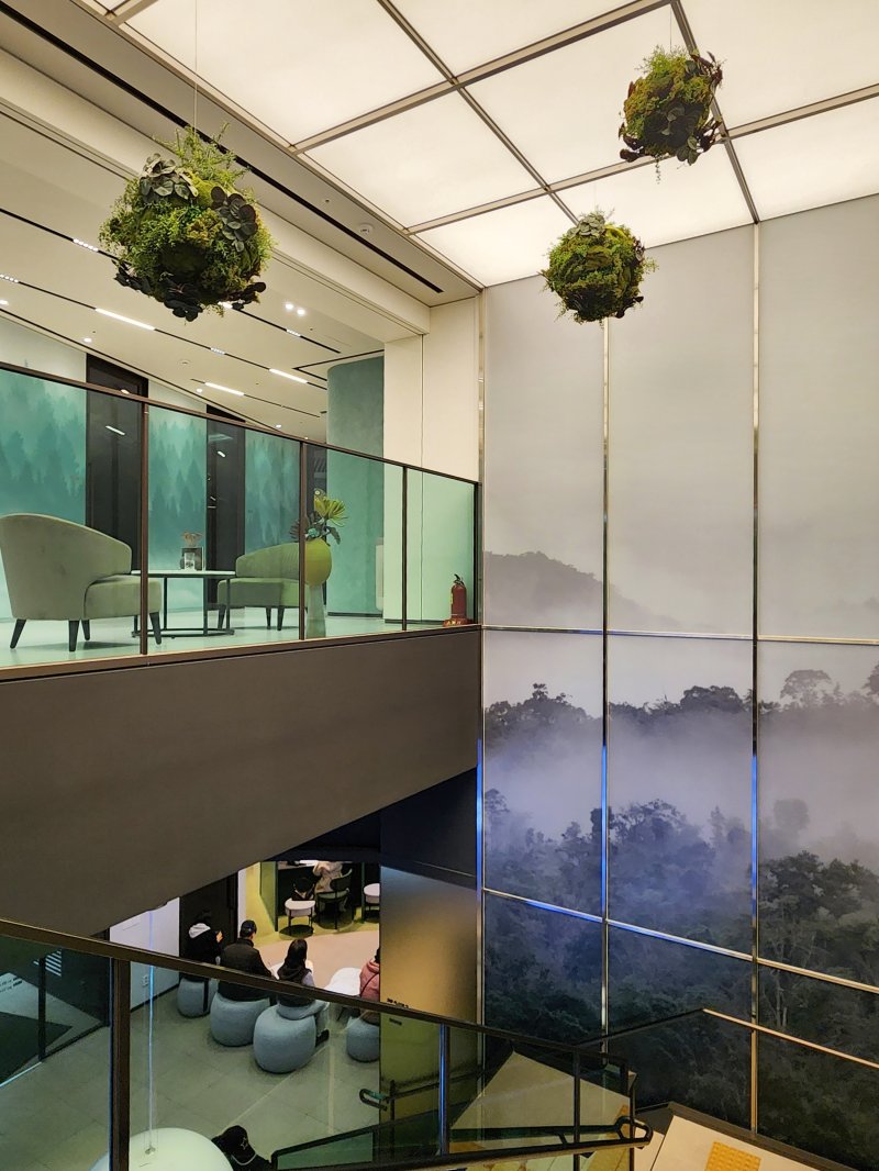 삼성증권 판교금융센터는 1층에서 2층으로 올라가는 계단 주변을 나무와 풀 등으로 자연미를 극대화했다. 사진=서민지 기자