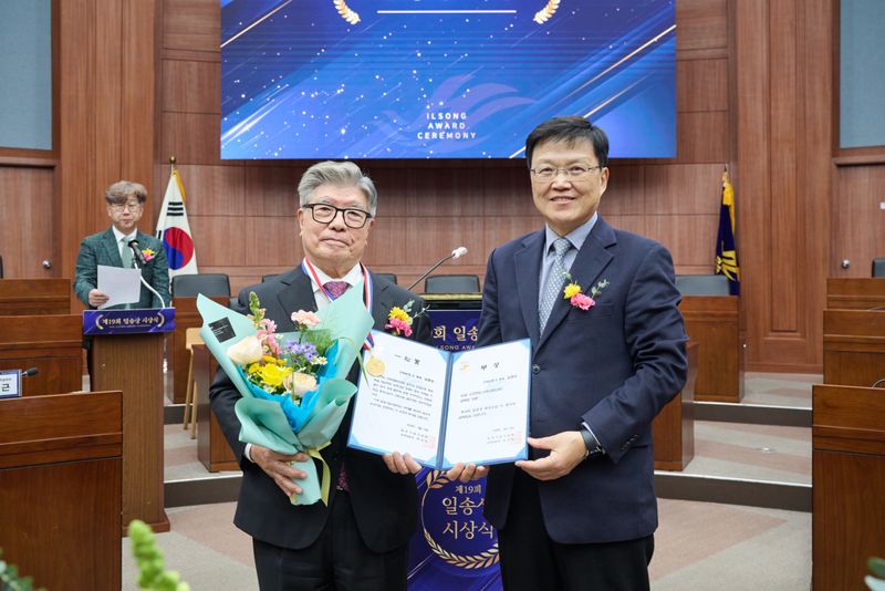 제19회 한림대 일송상 시상식, 김중수 前 한국은행 총재 수상 - 뉴스 썸네일 이미지