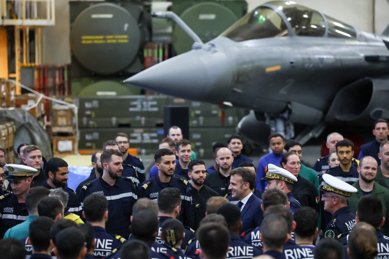 샤를드골 항공모함 방문한 마크롱 9일(현지시간) 에마뉘엘 마크롱 프랑스 대통령이 지중해 섬나라 키프로스를 방문해 프랑스 항공모함 샤를드골함에서 승조원들과 대화를 나눈 뒤 이동하고 있다. 로이터연합뉴스