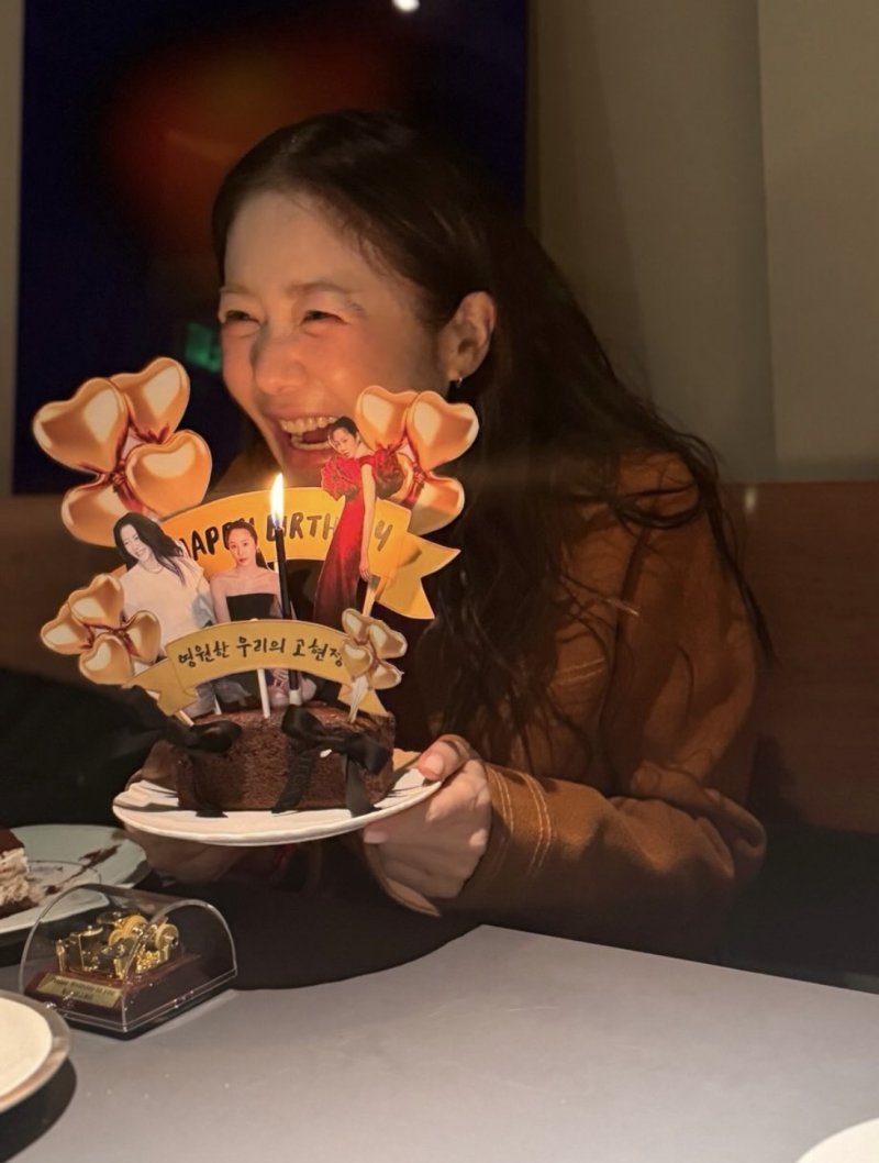 55세 고현정, 사랑스러운 공항패션…비행기서 찰칵