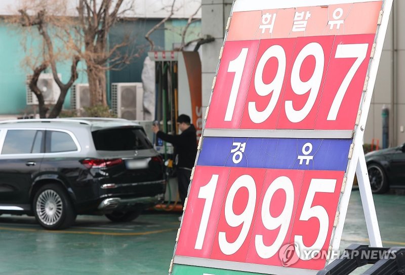 [팩트체크] 휘발유 평균 2천원 또 넘을까…유류세 인하 효과는 어느 정도 (출처=연합뉴스)