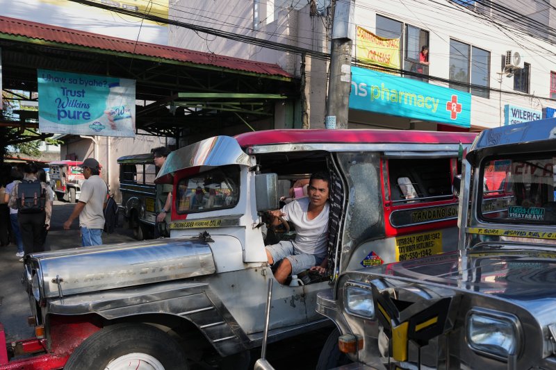 [케손시티=AP/뉴시스] 10일(현지 시간) 필리핀 케손시티에서 유가 급등의 영향으로 대중교통 '지프니' 운행이 줄어든 가운데 한 지프니 운전자가 손님을 기다리고 있다. 국제 유가가 배럴당 80달러 선에서 진정세를 보였다. 2026.03.11.