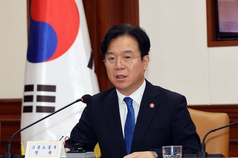 김영훈 고용노동부 장관이 11일 서울 종로구 정부서울청사에서 열린 경제관계장관회의에서 발언하고 있다. 사진=서동일 기자