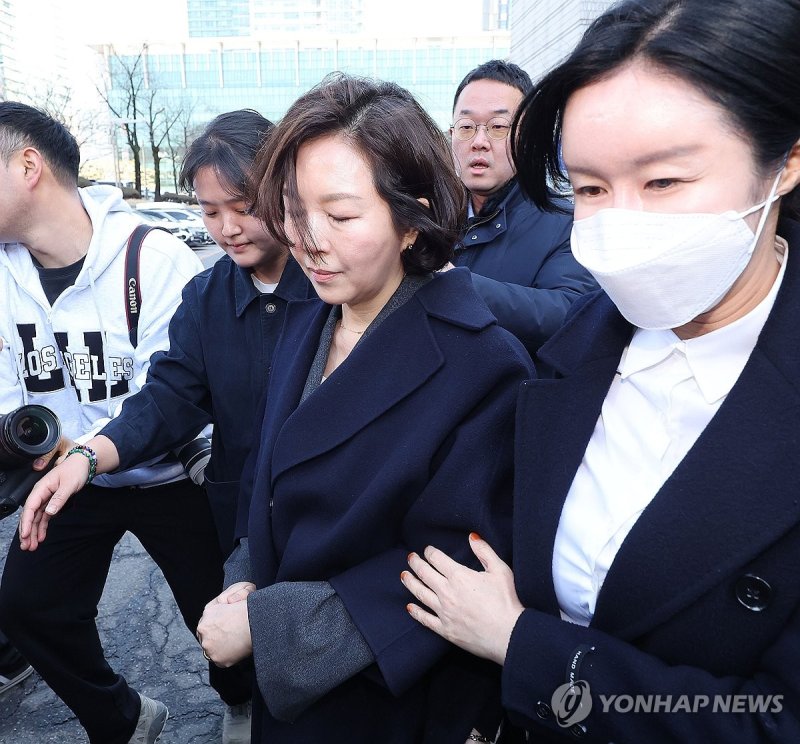 법정 나서는 김경 전 서울시 의원 (출처=연합뉴스)