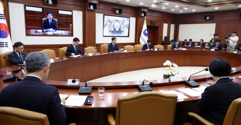 [서울=뉴시스] 추상철 기자 = 구윤철 부총리 겸 재정경제부 장관이 11일 오전 서울 종로구 정부서울청사에서 열린 경제관계장관회의를 주재하고 있다. 2026.03.11. scchoo@newsis.com