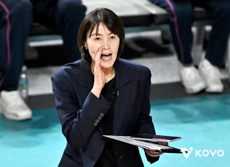 작전 지시하는 요시하라 흥국생명 감독 (출처=연합뉴스)